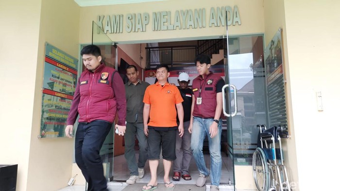 Polsek Grogol Petamburan menangkap pria viral yang mengamuk dan merusak mesin cuci di laundry apartemen di Tanjung Duren, Jakarta Barat.