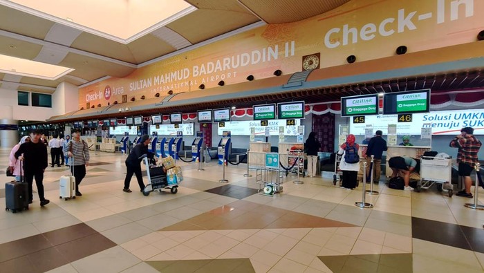 Calon penumpang menunggu jadwal keberangkatan di terminal keberangkatan Bandara Sultan Mahmud Badaruddin (SMB) II Palembang, Sumatera Selatan.