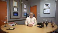 Executive General Bandara SMB II Palembang, Iwan Winaya saat dipotret di ruang kerjanya, Bandara SMB II, Palembang.