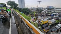Dari flyover Cengkareng-Daan Mogot hingga Puskesmas Cengkareng yang berjarak sekitar 1,5 km, roda dua perlu menempuh waktu hingga 1 jam. 