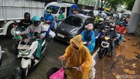 Pengendara motor menembus kemacetan di jalan Kamal, Cengkareng, Jakarta Barat, Jumat (22/3/2024). Ari Saputra/detikcom.