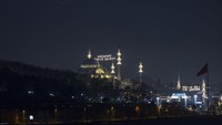 Masjid Suleymaniye terletak di bukit ketiga di antara tujuh bukit utama yang terletak di Kota Istanbul. Dengan begitu, dari masjid ini bisa terlihat jelas pemandangan sekeliling kota, termasuk wilayah Golden Horn dengan cukup jelas.