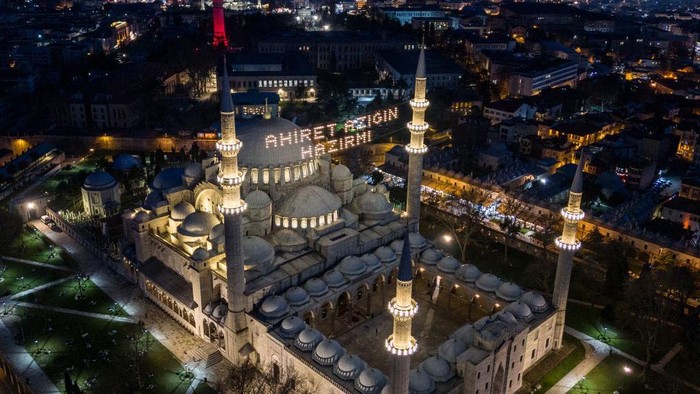 Potret Masjid Suleymaniye Turki dari Udara ISTANBUL, TURKIYE - MARCH 18: An aerial view of the Suleymaniye Mosque during night time in Istanbul, Turkiye on March 18, 2024. (Photo by Cem Tekkesinoglu/Anadolu via Getty Images)