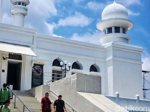 Warga melakukan salat dan ibadah Ramadan di Masjid Agung Al Azhar, Jl Sisimangaraja, Jakarta Selatan. Sejarah masjid tersebut terukir panjang sejak tahiun 50an. Bangunan masjid khas Timur Tengah dengan kubah bawang. Cat putih di seluruh bangunan masjid membuat Al Azhar makin menonjol dan berwibawa.