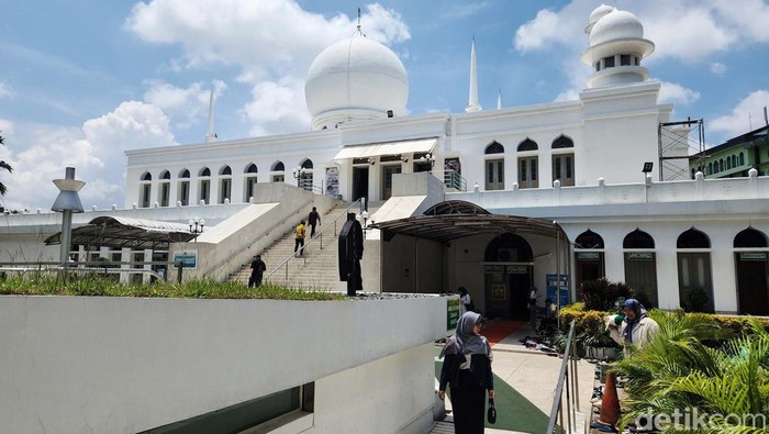 Warga melakukan salat dan ibadah Ramadan di Masjid Agung Al Azhar, Jl Sisimangaraja, Jakarta Selatan. Sejarah masjid tersebut terukir panjang sejak tahiun 50an. Bangunan masjid khas Timur Tengah dengan kubah bawang. Cat putih di seluruh bangunan masjid membuat Al Azhar makin menonjol dan berwibawa.