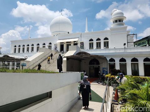 Potret Megah dan Bersejarah Masjid Al Azhar Jakarta Warga melakukan salat dan ibadah Ramadan di Masjid Agung Al Azhar, Jl Sisimangaraja, Jakarta Selatan. Sejarah masjid tersebut terukir panjang sejak tahiun 50an. Bangunan masjid khas Timur Tengah dengan kubah bawang. Cat putih di seluruh bangunan masjid membuat Al Azhar makin menonjol dan berwibawa.