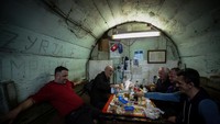 Para penambang Muslim di Kosovo berbuka puasa di kedalaman 800 meter di bawah tanah.  