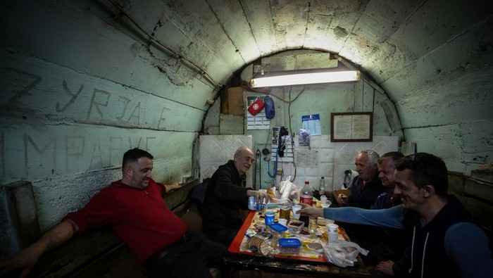 Potret Penambang Kosovo Buka Puasa di Kedalaman 800 Meter Miner Emin Hasani and his colleagues break their fast during the month of Ramadan, in a makeshift office 800 metres underground where miners eat, at Trepca Mine, in Stanterg, near Mitrovica, Kosovo, March 14, 2024. REUTERS/Florion Goga TPX IMAGES OF THE DAY