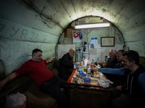 Potret Penambang Kosovo Buka Puasa di Kedalaman 800 Meter