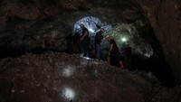 Ratusan penambang di tambang timah, dan perak milik negara sedang menjalankan Ramadan di bawah suhu mendekati 40 derajat Celcius.  