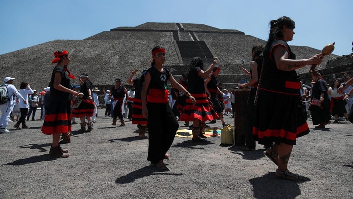 People visit the Pyramid of the Sun, following the spring equinox, in the pre-hispanic city of Teotihuacan, on the outskirts of Mexico City, Mexico, March 21, 2024. REUTERS/Henry Romero