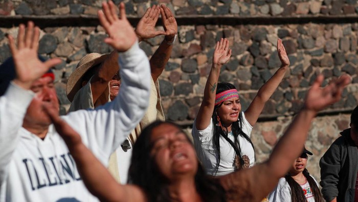 Potret Ritual Sambut Equinox di Piramida Meksiko People visit the Pyramid of the Sun, following the spring equinox, in the pre-hispanic city of Teotihuacan, on the outskirts of Mexico City, Mexico, March 21, 2024. REUTERS/Henry Romero