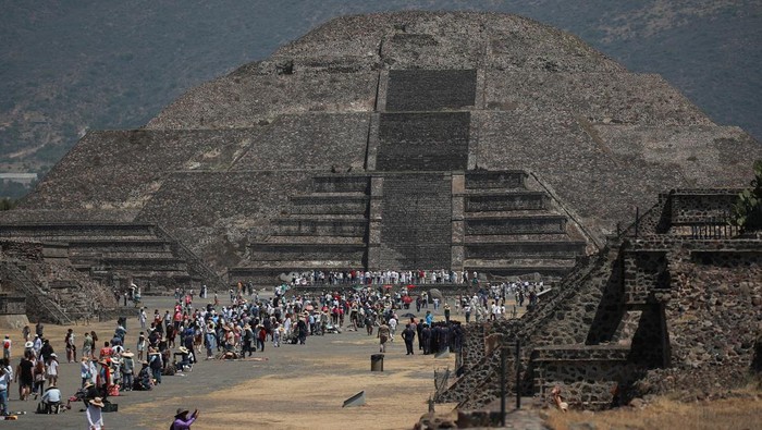 Potret Ritual Sambut Equinox di Piramida Meksiko People visit the Pyramid of the Sun, following the spring equinox, in the pre-hispanic city of Teotihuacan, on the outskirts of Mexico City, Mexico, March 21, 2024. REUTERS/Henry Romero