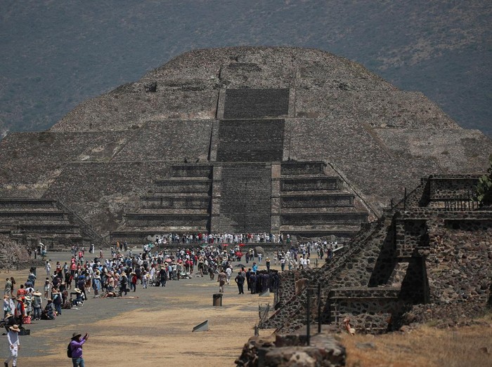 People visit the Pyramid of the Sun, following the spring equinox, in the pre-hispanic city of Teotihuacan, on the outskirts of Mexico City, Mexico, March 21, 2024. REUTERS/Henry Romero