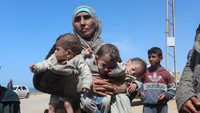 Mereka pergi ke selatan Gaza, setelah pasukan Israel menyerang RS Al Shifa.  