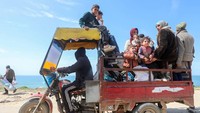 Mereka menaikin kendaraan seadanya taua berjalan kaki.  