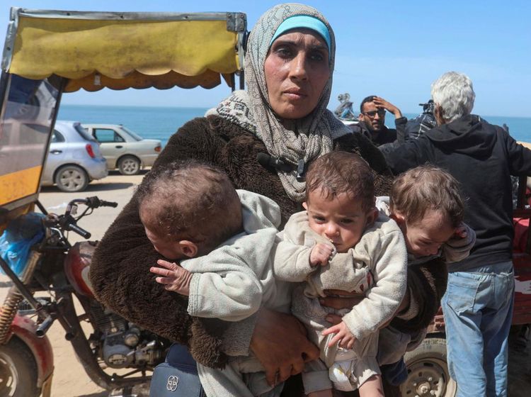 Potret Wanita Gaza Gendong 3 Bayi Kembar Hindari Serangan Israel