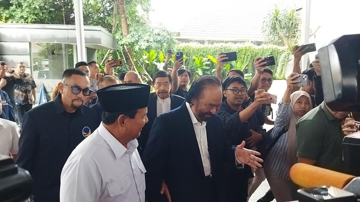 Prabowo dan Surya Paloh saling bergandengan di NasDem Tower
