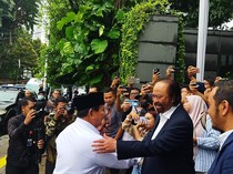 Surya Paloh Sambut Prabowo di Gerbang NasDem Tower, Saling Hormat dan Pelukan