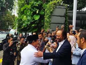 Surya Paloh Sambut Prabowo di Gerbang NasDem Tower, Saling Hormat dan Pelukan