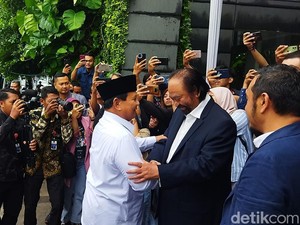 Pelukan Hangat Prabowo dan Surya Paloh di NasDem Tower