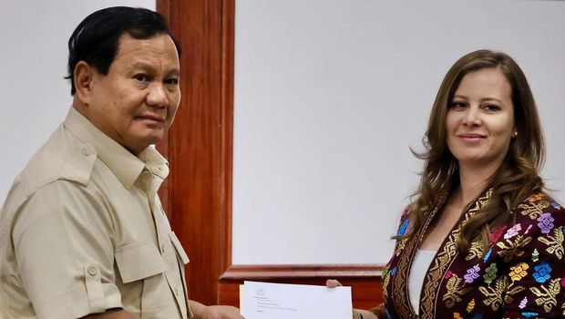 Prabowo Subianto menerima surat ucapan selamat dari Perdana Menteri Hongaria, Viktor Orban melalui kedutaan besar Hongaria untuk Indonesia. (Instagran @dubeshongaria)