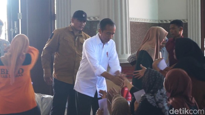 Presiden Jokowi cek pengungsi banjir Demak, Jumat (22/3/2024).