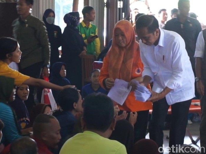 Presiden Jokowi mengunjungi tempat pengungsian korban banjir di Wisma Halim, Kabupaten Demak, Jumat (22/3/2024).