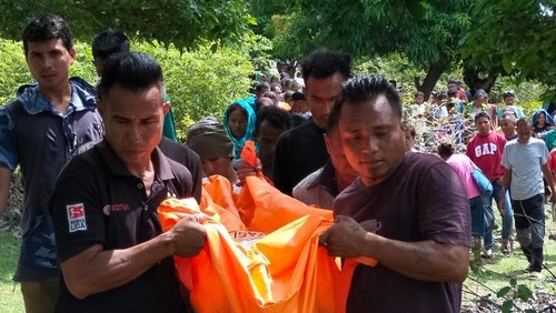 Proses evakuasi jenazah Johan Pandie Langga (73) yang tewas terjatuh di Hutan Ndara, Dusun Batu Nggois, Desa Oelasin, Kecamatan Rote Barat Daya, Kabupaten Rote Ndao, NTT. (Dok Polres Rote Ndao)