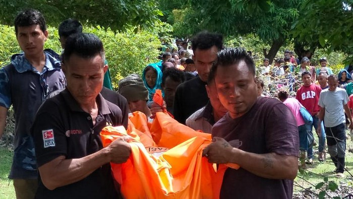 Proses evakuasi jenazah Johan Pandie Langga (73) yang tewas terjatuh di Hutan Ndara, Dusun Batu Nggois, Desa Oelasin, Kecamatan Rote Barat Daya, Kabupaten Rote Ndao, NTT. (Dok Polres Rote Ndao)