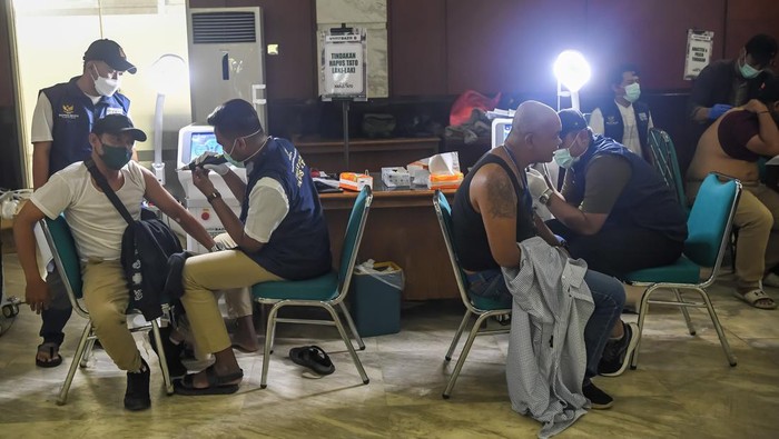 Ramadan Berkah, Ratusan Orang Ikut Hapus Tato Gratis di Jaktim Petugas medis dari Islam Medical Service (IMS) Center menghapus tato peserta dengan menggunakan laser di Kantor Wali Kota Jakarta Timur, Cakung, Jakarta, Rabu (20/3/2024). Sebanyak 167 peserta ikut dalam program road show hapus tato yang digelar BAZNAS (BAZIS) DKI Jakarta yang bertujuan memberikan kesempatan kepada warga yang ingin hijrah menjadi manusia yang lebih baik. ANTARA FOTO/M Risyal Hidayat/nym.