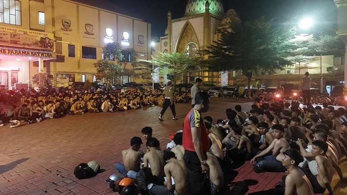 Ratusan remaja ditangkap gegara konvoi bawa flare bukber di Polresta Bogor (Sholihin/detikcom)