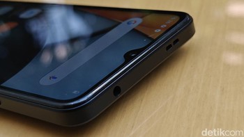 Bagian atas terdapat port 3,5mm jack  audio dan sensor IR blaster.  Foto: Adi Fida Rahman/detikINET