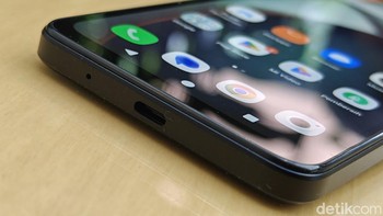 HP ini sudah menggunakan port USB-C. Foto: Adi Fida Rahman/detikINET