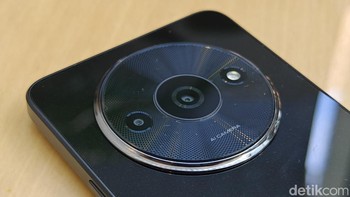 Xiaomi memberikan sentuhan baru pada bagian modul kamera belakang. Desainnya dibuat membulat mengikuti desain Xiaomi 13 Ultra. Bedanya Redmi A3 dilengkapi dengan kamera utama 8MP yang dipadukan dengan auxiliary lens Foto: Adi Fida Rahman/detikINET