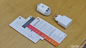 Xiaomi memberikan adaptor charger, kabel data, kertas ucapan terima kasih, petunjuk dan garansi. Foto: Adi Fida Rahman/detikINET