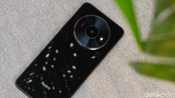 Redmi A3 hadir membawa 2 warna pilihan, Midnight Black dan Star Blue dengan desain premium berbahan dasar kaca pada bagian belakangnya Foto: Adi Fida Rahman/detikINET