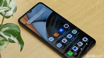 Redmi A3 menyuguhkan bentangan layar 6,71 inch dengan resolusi HD+ dan terlindungi Corning Gorilla Glass. Xiaomi memberikan dukungan refresh rate 90Hz dengan fitur DC dimming yang melindungi mata. Foto: Adi Fida Rahman/detikINET