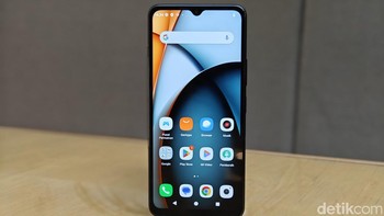 Dapur pacu Redmi A3 versi Indonesia memadukan chipset MediaTek Helio G36 yang dipadukan RAM 4 GB yang bisa diperluas hingga 8 GB. Xiaomi memberikan memori internal 128 GB yang bisa diperluas dengan menambahkan microSD hingga 1 TB. Foto: Adi Fida Rahman/detikINET