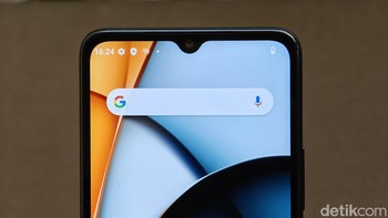 Bagian atas terdapat notch tetesan air yang menjadi rumah bagi kamera 5 MP. Foto: Adi Fida Rahman/detikINET