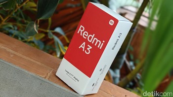 Kotak kemasan Redmi A3 bernuansa merah putih. Foto: Adi Fida Rahman/detikINET