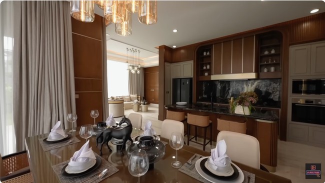 Beginilah penampakan dapur bersih dan ruang makan Luna Maya. (Foto: YouTube/Luna Maya)