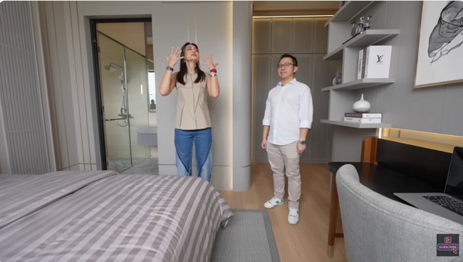 Rumah tiga lantai ini memiliki beberapa kamar. Semua kamar dilengkapi kamar mandi masing-masing. (Foto: YouTube/Luna Maya)