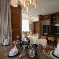 Beginilah penampakan dapur bersih dan ruang makan Luna Maya. (Foto: YouTube/Luna Maya)