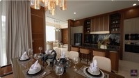 Meja makan ini terlihat elegan dan dapat menampung sekitar 8-10 orang.