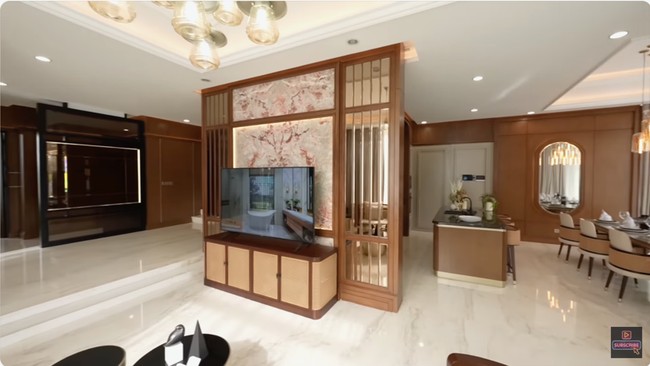 Seperti rumah lainnya di kompleks tersebut, rumah Luna Maya hadir dalam desain modern tropis. Di dalam rumah contoh, interiornya didominasi kayu yang menciptakan atmosfer hangat. Foto: YouTube/Luna Maya