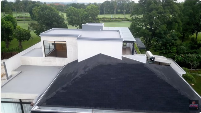 Rumah tersebut memiliki akses ke lapangan golf di belakangnya. Impianku itu punya rumah yang langsung menghadap ke lapangan golf karena aku suka golf kan, ujar Luna. (Foto: YouTube/Luna Maya)
