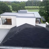 Rumah tersebut memiliki akses ke lapangan golf di belakangnya. Impianku itu punya rumah yang langsung menghadap ke lapangan golf karena aku suka golf kan, ujar Luna. (Foto: YouTube/Luna Maya)