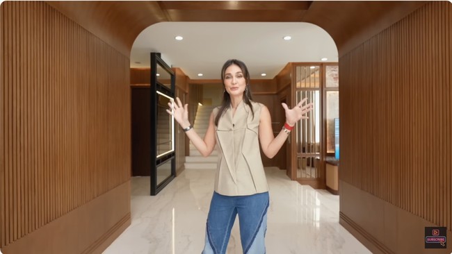 Direkam di sebuah rumah contoh, Luna mengaku baru membeli rumah tipe tertinggi di kompleks tersebut. Proses akad rumah sudah dilakukan sebelumnya. (Foto: YouTube/Luna Maya)