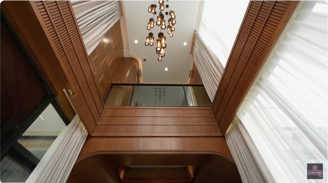 Rumah tersebut memenuhi kriterianya karena memiliki langit-langit tinggi. Aku suka banget rumah yang ceiling-nya tinggi. Lebih adem dan sirkulasi udaranya bagus, ujar kekasih aktor Maxime Bouttier itu. (Foto: YouTube/Luna Maya)